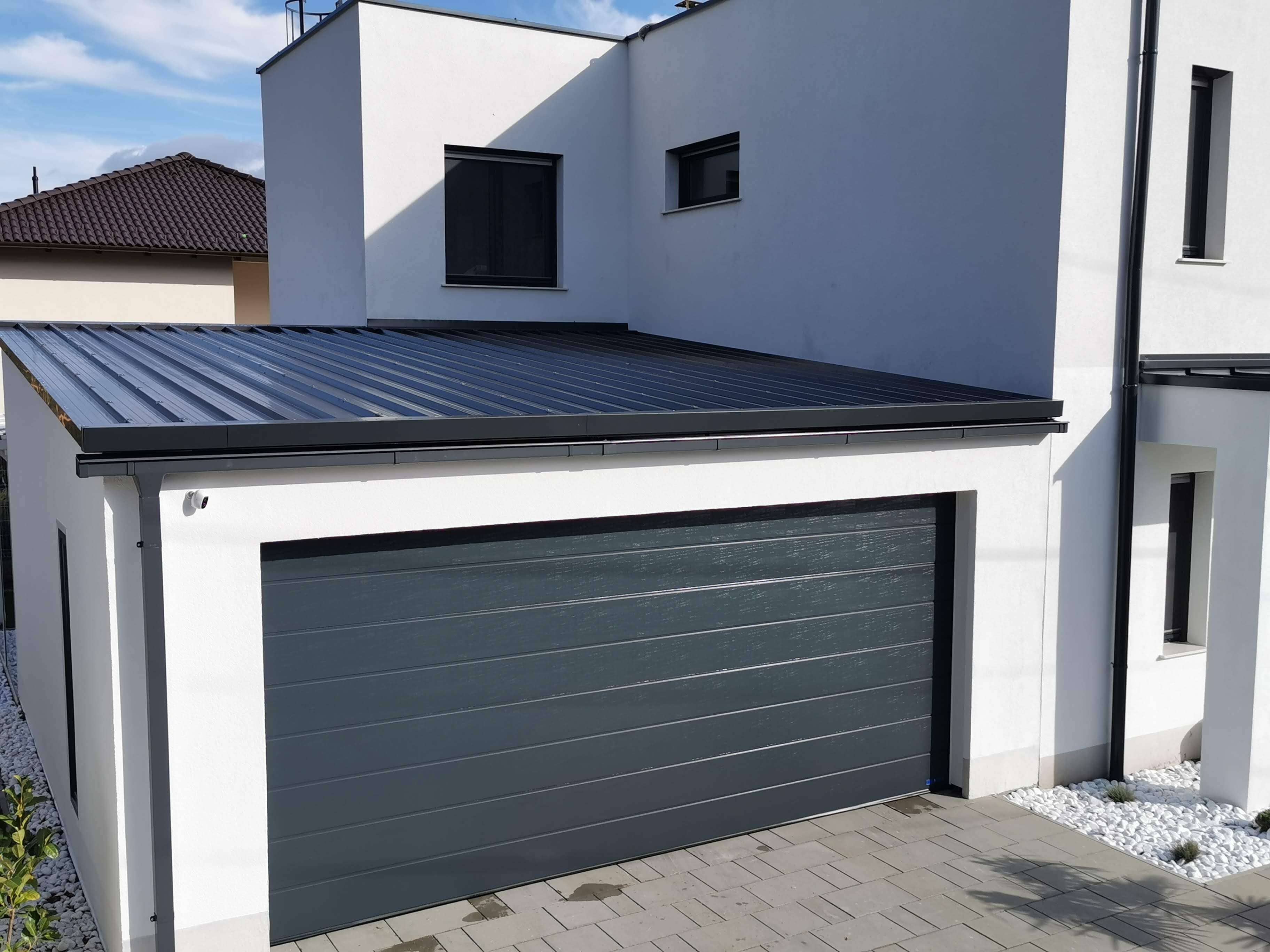 Ragasztott fa szerkezetű, szendvics panel fedesű zárt garázs 01 Ragasztott fa szerkezetű, szendvics panel fedesű zárt garázs 01