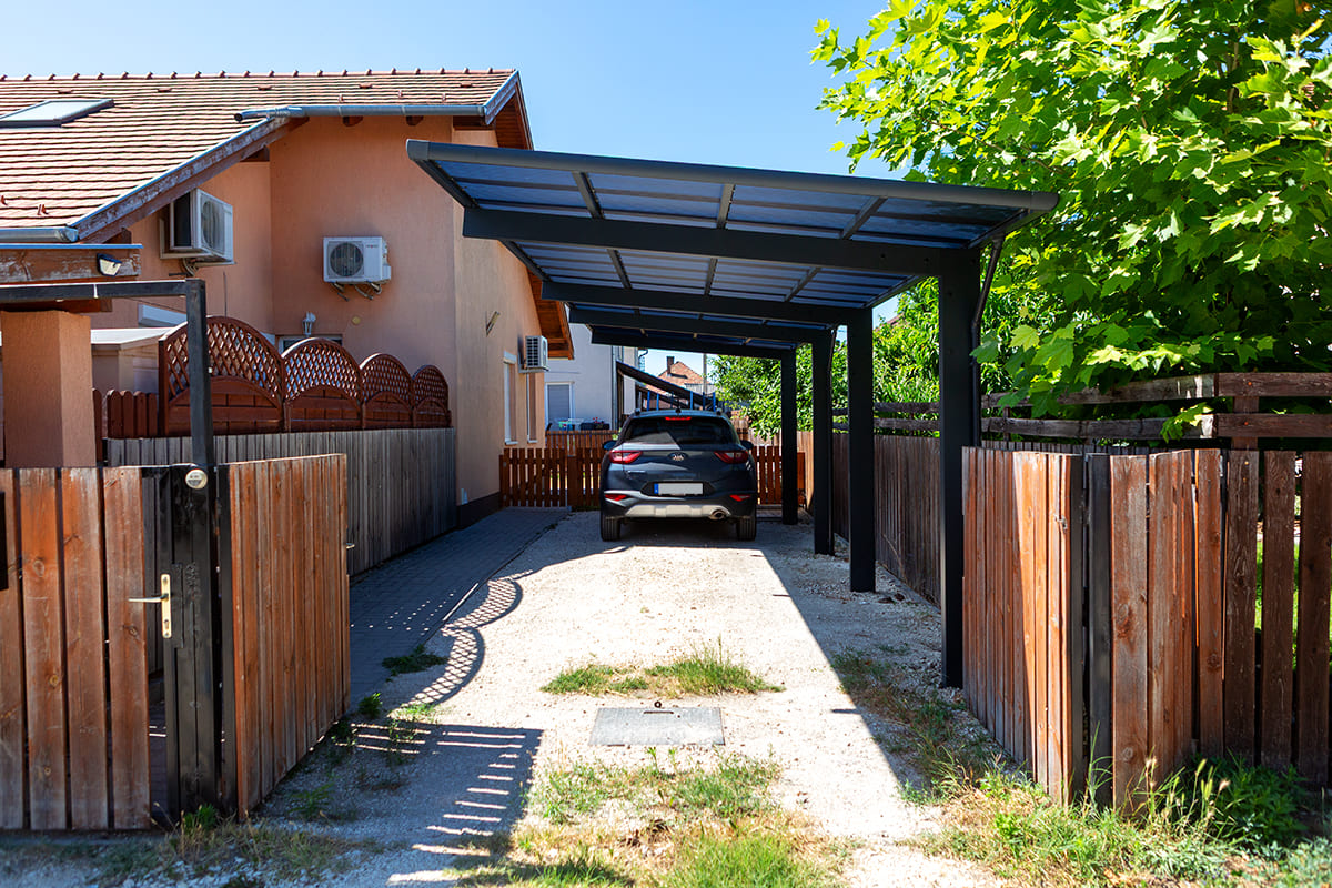 Előregyártott kocsibeálló ötletek alumíniumból, polikarbonát tetővel