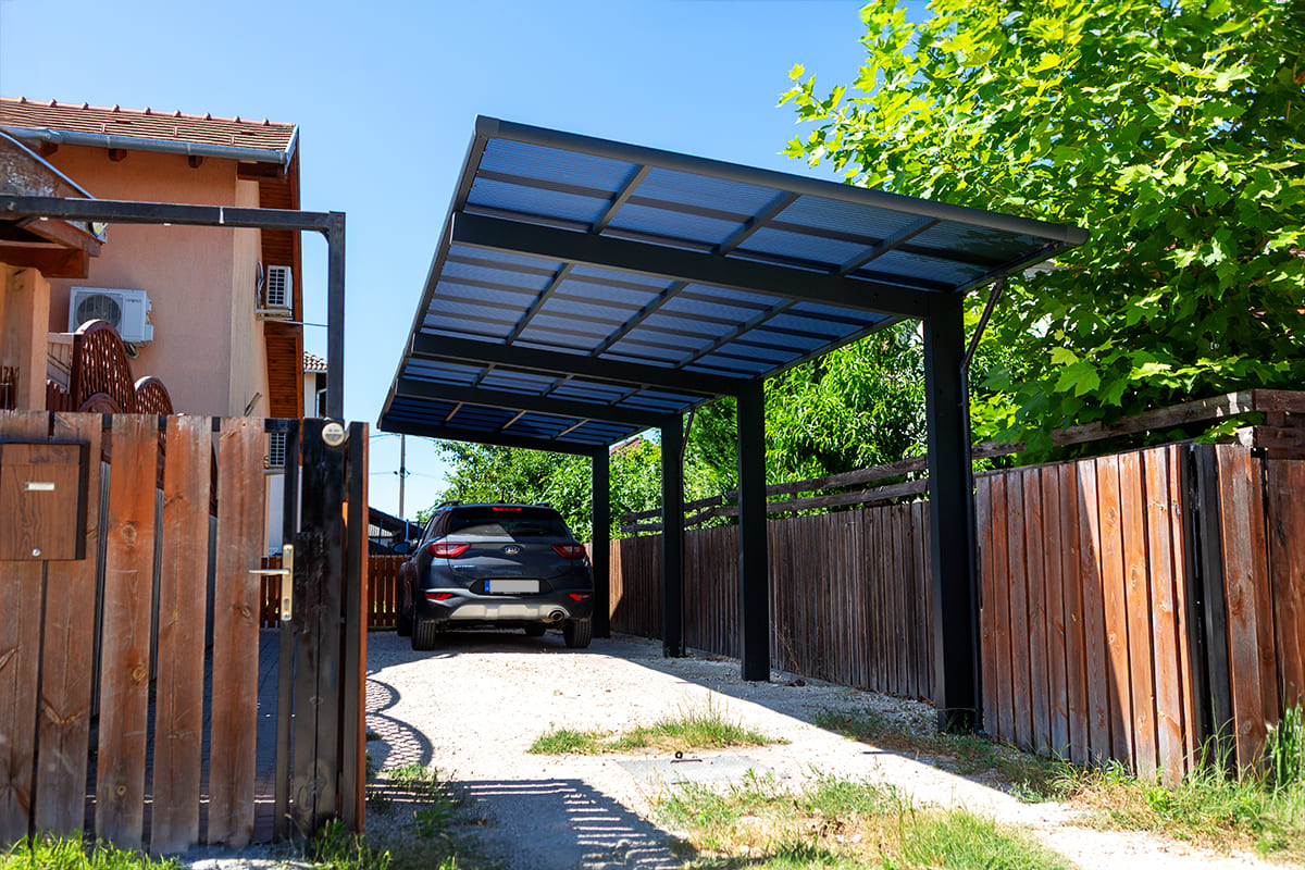 Dupla előregyártott kocsibeálló ötletek alumínium szerkezettel, polikarbonát tetővel