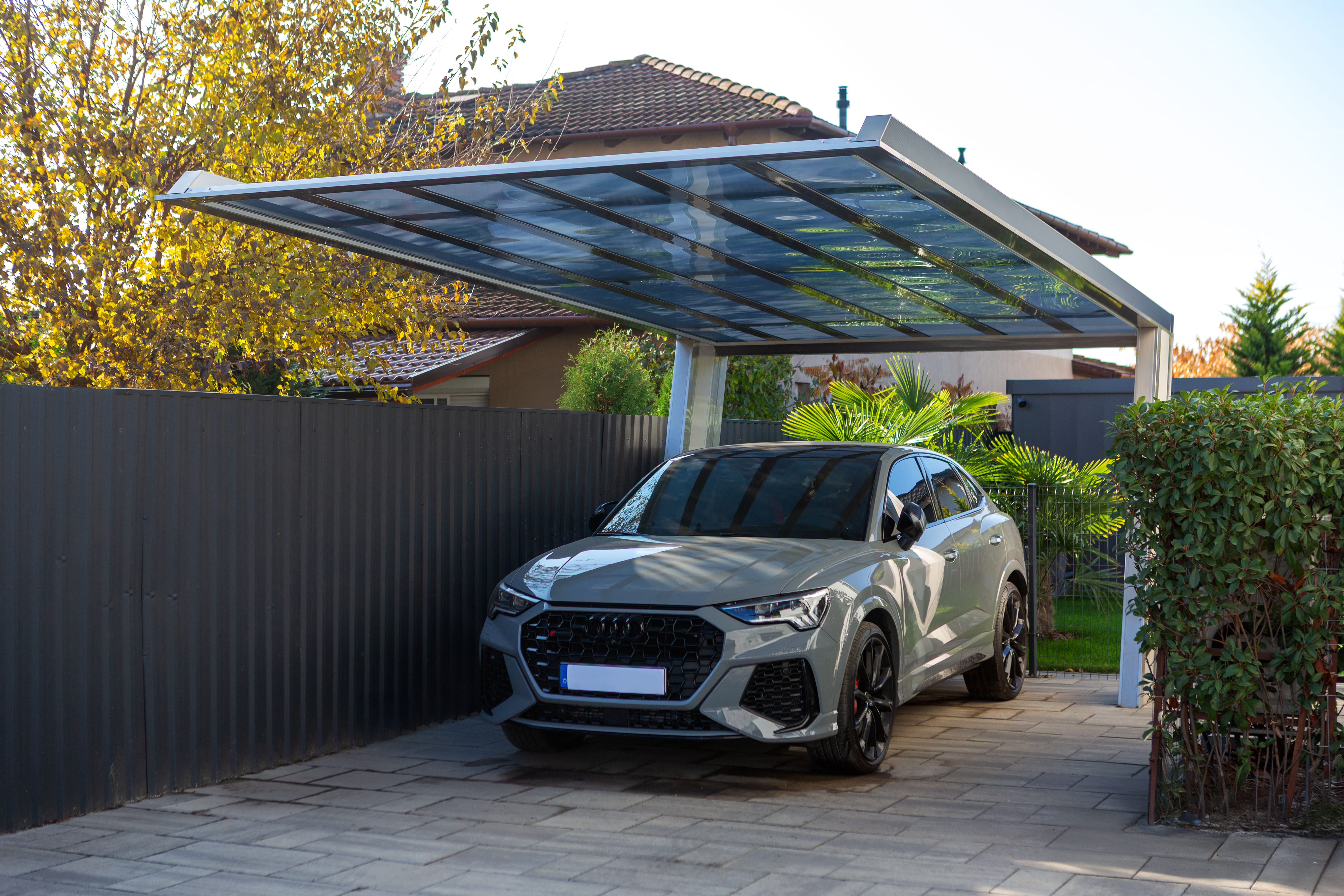 Előregyártott kocsibeálló ötletek aluímnium szerkezettel, polikarbonát tetővel