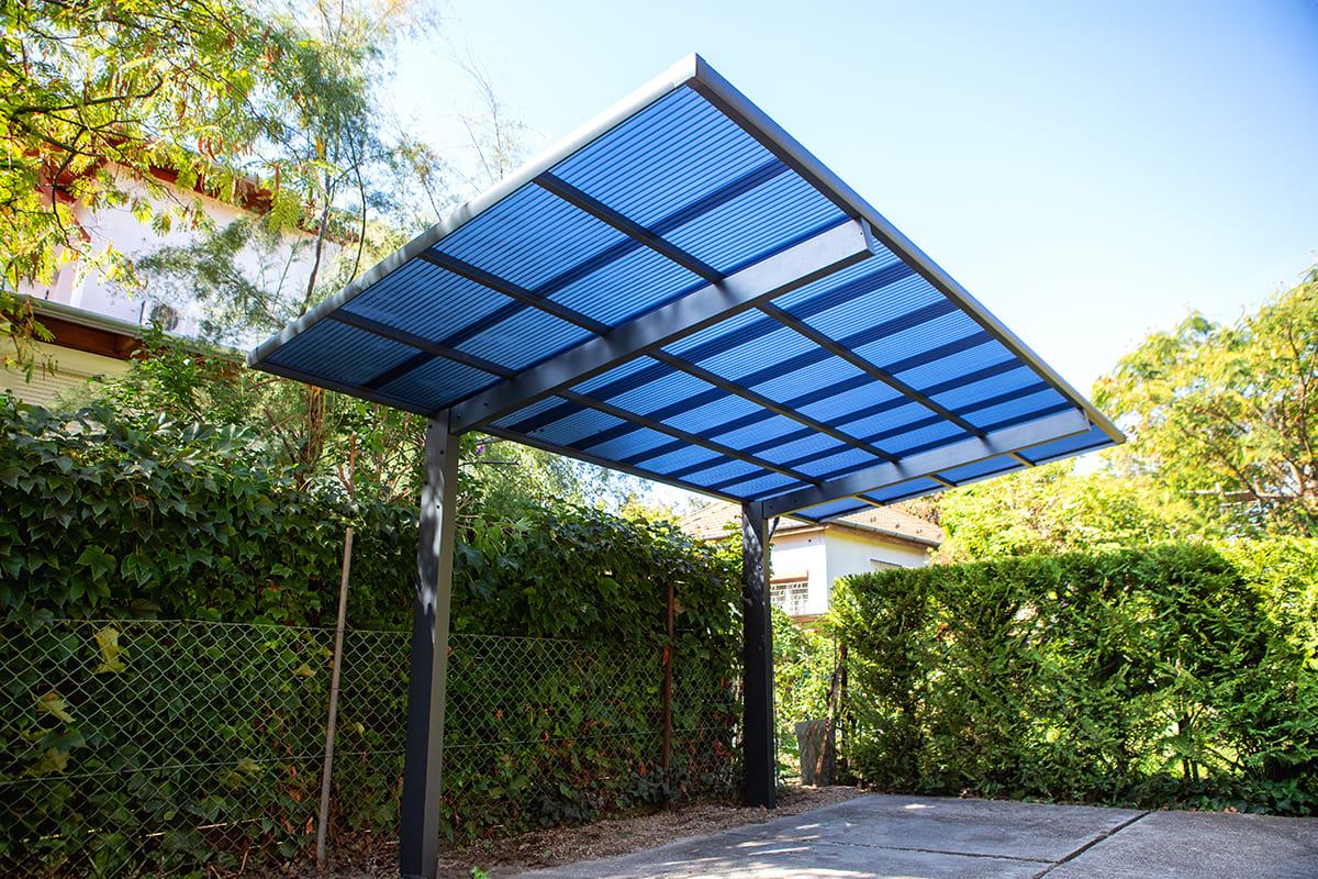 Előregyártott kocsibeálló ötletek alumínium szerkezettel, polikarbonát tetővel