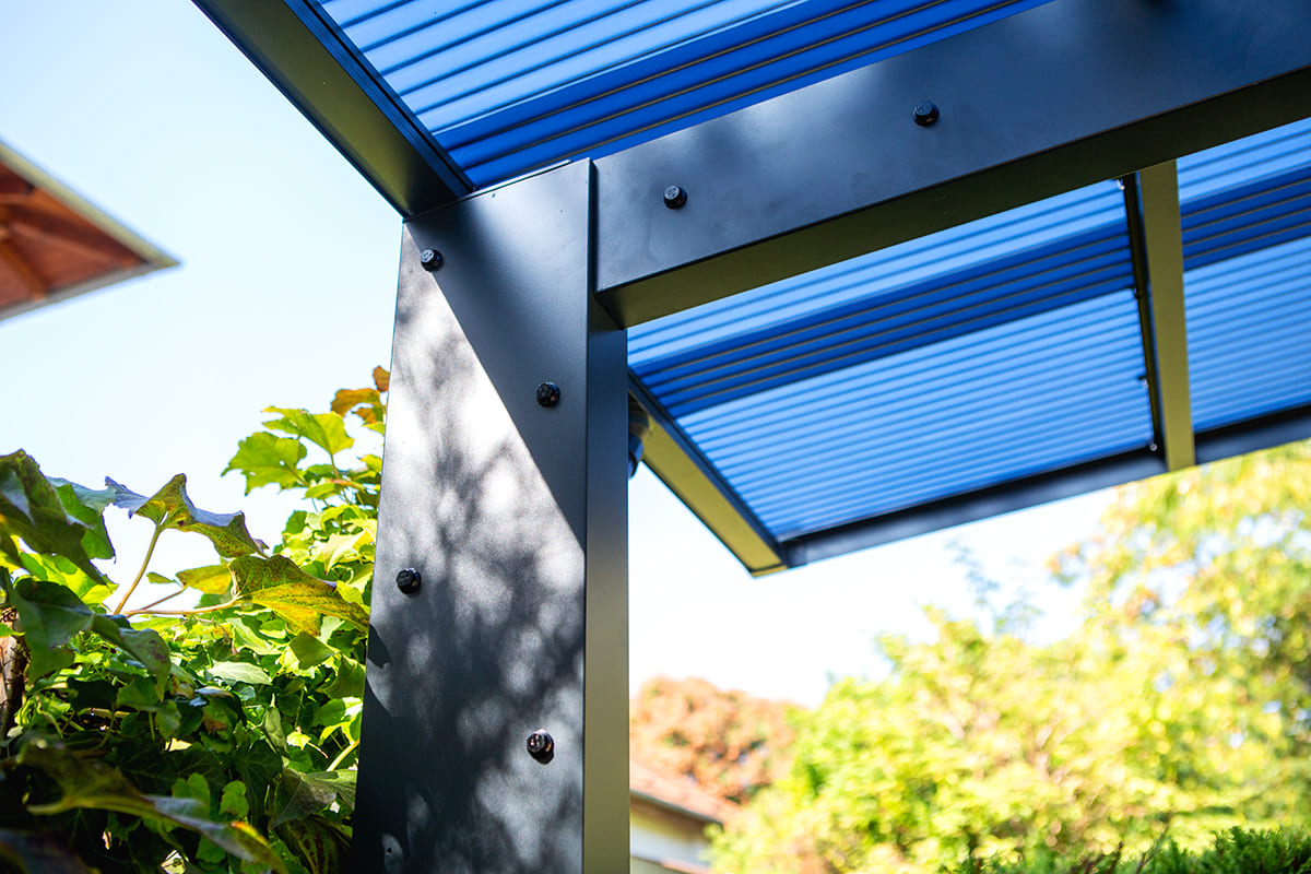 Előregyártott kocsibeálló ötletek alumínium szerkezettel, polikarbonát tetővel