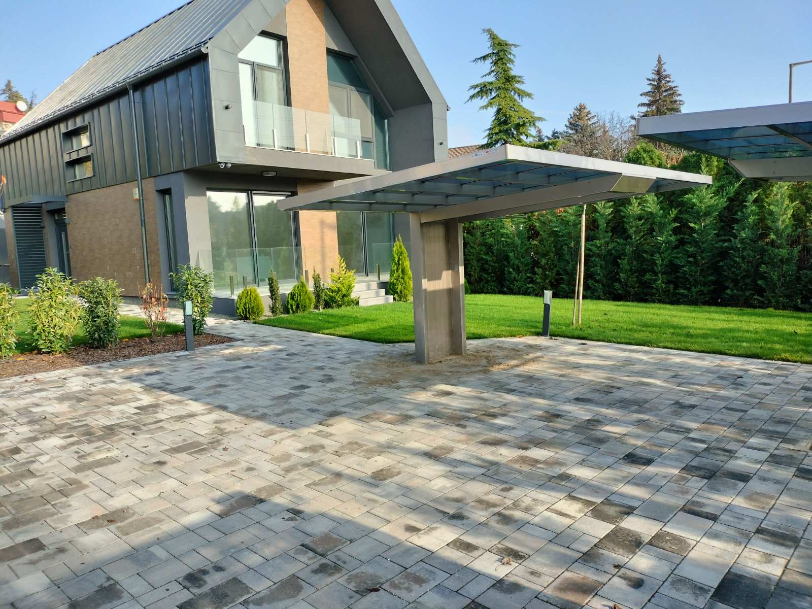 Előregyártott kocsibeálló ötletek alumíniumból, polikarbonát tetővel