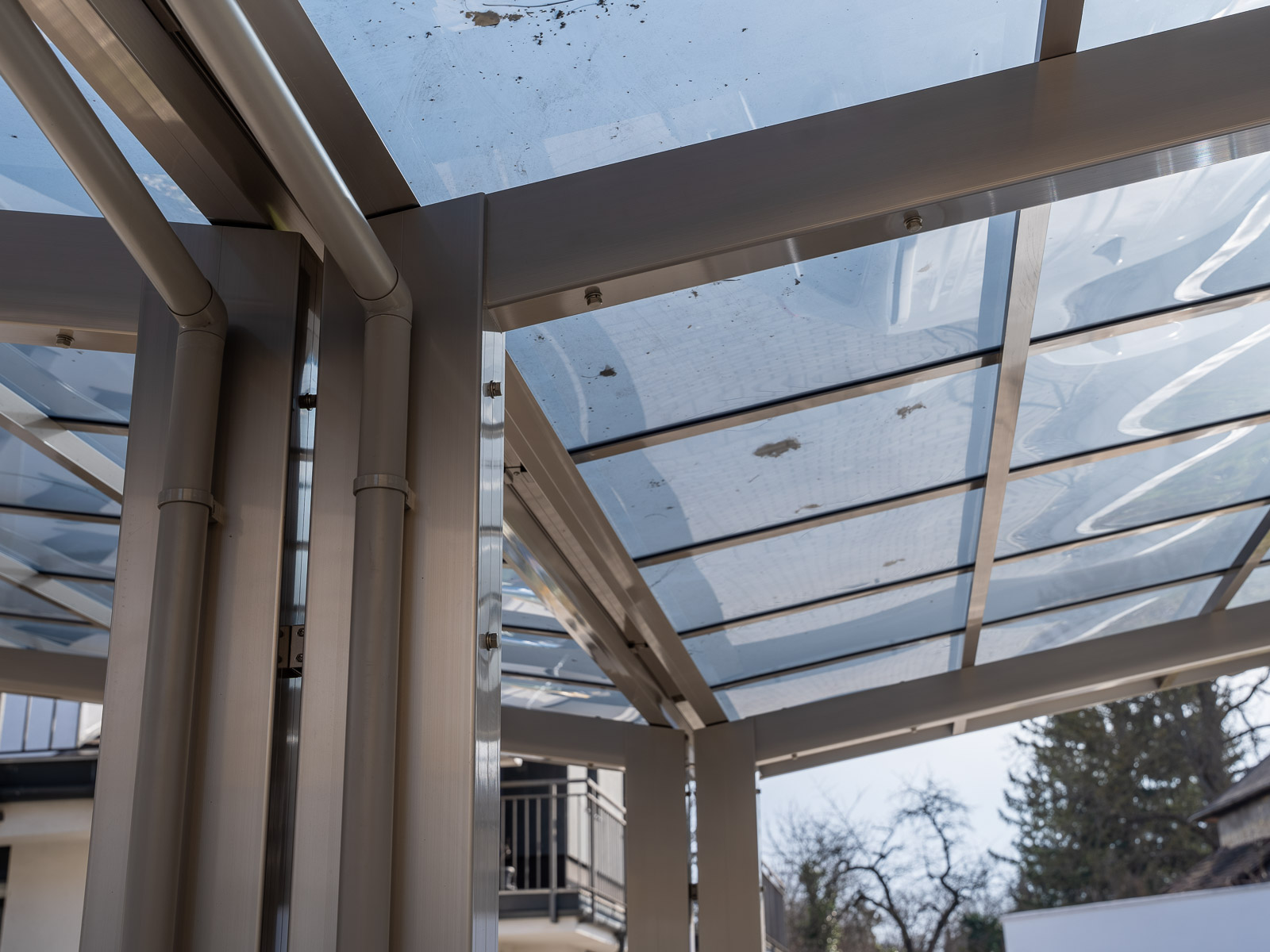 Előregyártott kocsibeálló ötletek alumíniumból, polikarbonát tetővel