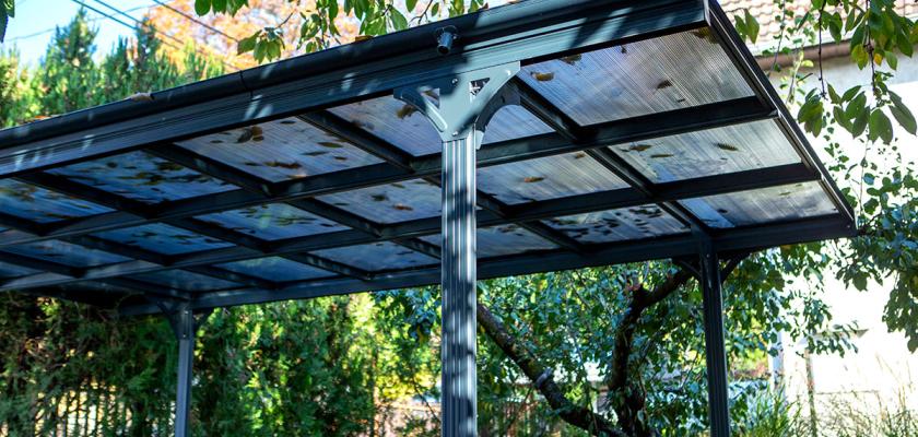 Előregyártott kocsibeálló alumínium vázzal és polikarbonát tetővel.