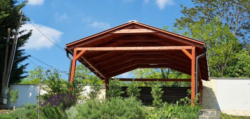 ragasztott-fa-szerkezetu-lamberiazott-zsindely-fedesu-kocsibeallo_Deluxe_Building