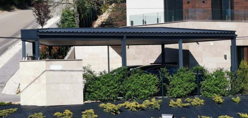 Ragasztott fa szerkezetű, trapéz lemez fedesű kocsibealló 04