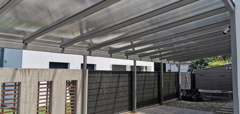 Egyedi autóbeálló vas szerkezettel és polikarbonát tetővel