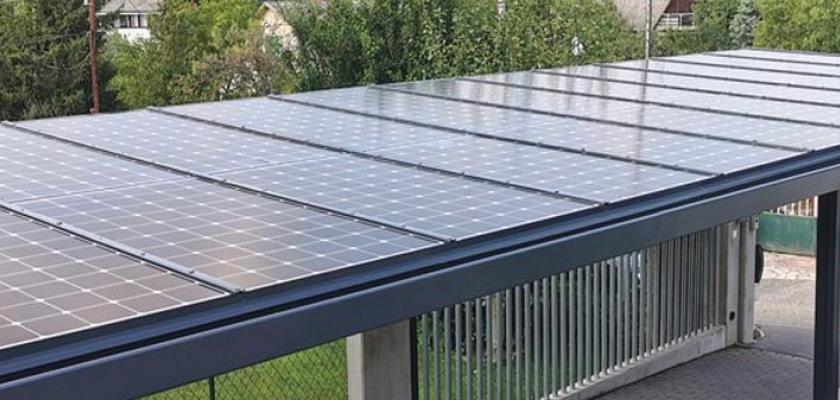 Napelemes kocsibealló vas szerkezettel