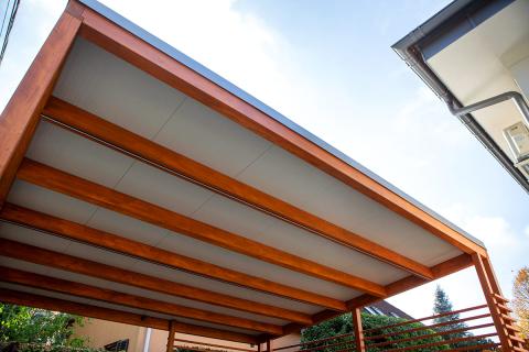 Rétegragasztott fa szerkezetes kocsibeálló szendvicspanel fedéssel