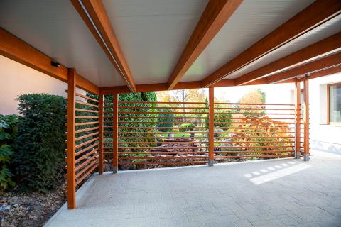 Rétegragasztott fa szerkezetes kocsibeálló szendvicspanel fedéssel