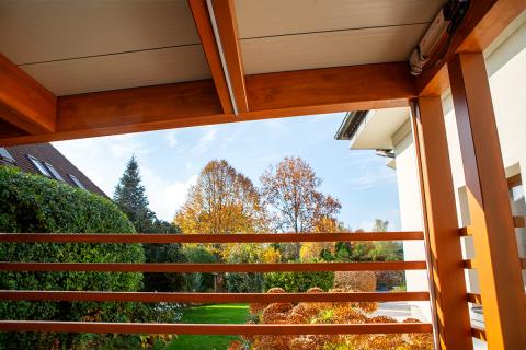 Rétegragasztott fa szerkezetes kocsibeálló szendvicspanel fedéssel