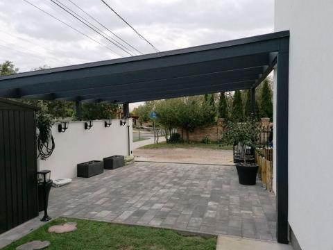 Rétegragasztott fagerenda szerkezetű autóbeálló, üveg fedéssel