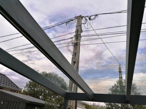 Rétegragasztott fagerenda szerkezetű autóbeálló, üveg fedéssel