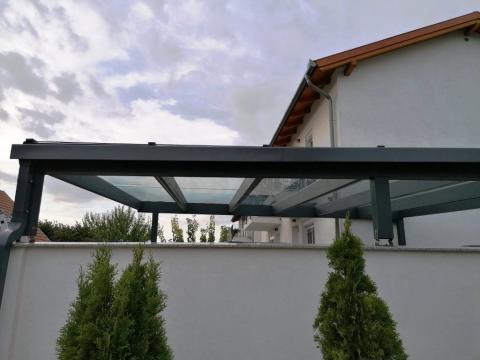 Rétegragasztott fagerenda szerkezetű autóbeálló, üveg fedéssel