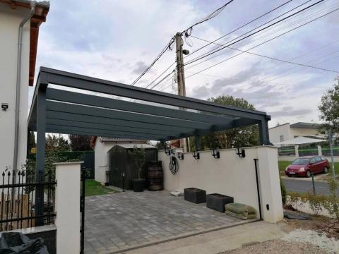 Rétegragasztott fagerenda szerkezetű autóbeálló, üveg fedéssel