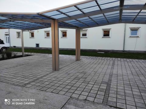 Több autó részére kocsibeálló, autóbeálló