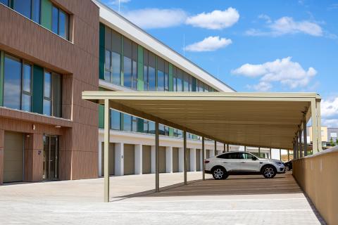 Fedett Parkolo Irodai Parkolo Szololiget Lakopark Fedett Beallo Aluminium Szerkezet Polikarbonat Fedes Deluxe Building