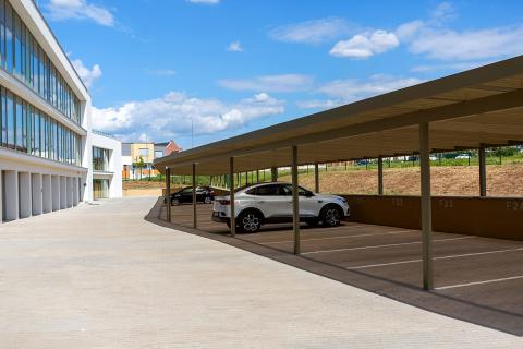 Fedett Parkolo Irodai Parkolo Szololiget Lakopark Fedett Beallo Aluminium Szerkezet Polikarbonat Fedes Deluxe Building