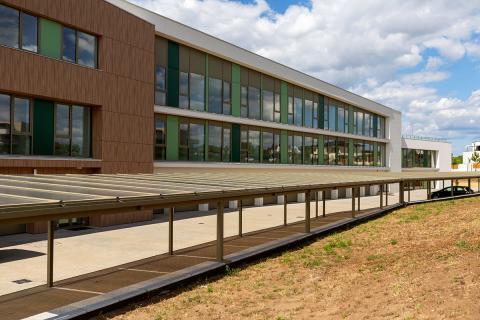 Fedett Parkolo Irodai Parkolo Szololiget Lakopark Fedett Beallo Aluminium Szerkezet Polikarbonat Fedes Deluxe Building