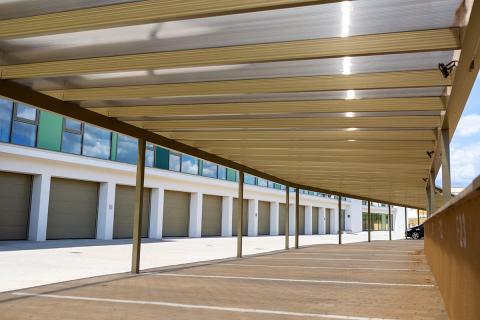 Fedett Parkolo Irodai Parkolo Szololiget Lakopark Fedett Beallo Aluminium Szerkezet Polikarbonat Fedes Deluxe Building