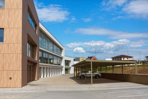 Fedett Parkolo Irodai Parkolo Szololiget Lakopark Fedett Beallo Aluminium Szerkezet Polikarbonat Fedes Deluxe Building