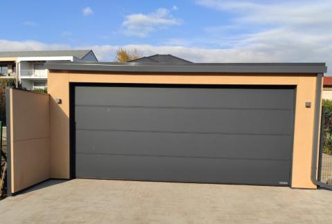 Félig zárt garázs dupla kapuval 01