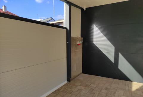 Félig zárt garázs dupla kapuval 04