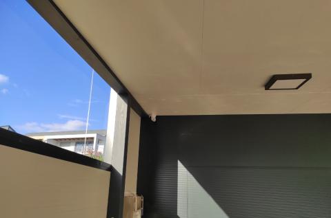 Félig zárt garázs dupla kapuval 05