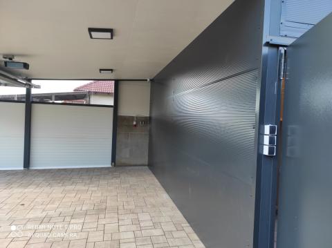 Félig zárt garázs dupla kapuval 06