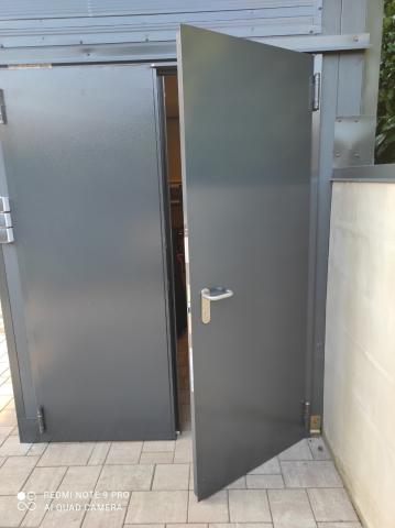 Félig zárt garázs dupla kapuval 07