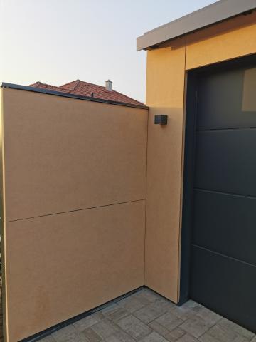 Félig zárt garázs dupla kapuval 08