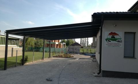 Alumínium autobeálló polikarbonát fedéssel 2