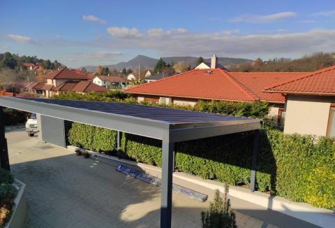 Trapézlemez fedésű, ragasztott fa szerkezetű kocsibeálló 04