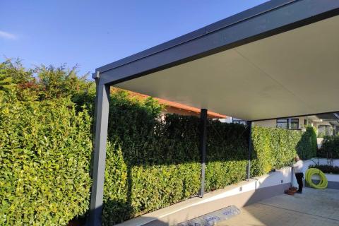 Trapézlemez fedésű, ragasztott fa szerkezetű kocsibeálló 05