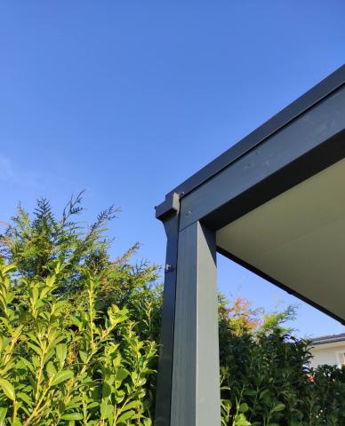 Trapézlemez fedésű, ragasztott fa szerkezetű kocsibeálló 07