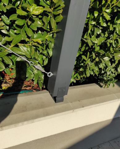 Trapézlemez fedésű, ragasztott fa szerkezetű kocsibeálló 08