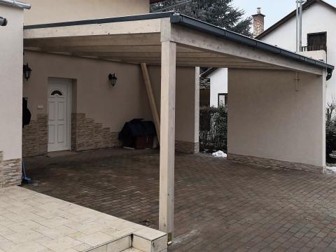 Autobeálló ragasztott fa szerkezettel füstszínű polikarbonát fedéssel 01