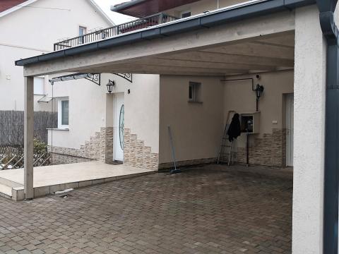 Autobeálló ragasztott fa szerkezettel füstszínű polikarbonát fedéssel 02