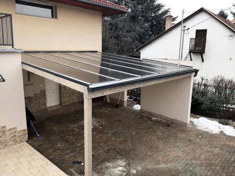 Autobeálló ragasztott fa szerkezettel füstszínű polikarbonát fedéssel 03