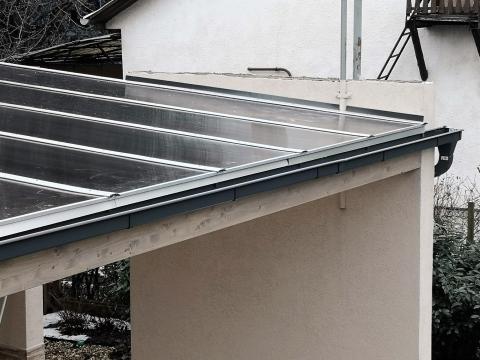 Autobeálló ragasztott fa szerkezettel füstszínű polikarbonát fedéssel 04