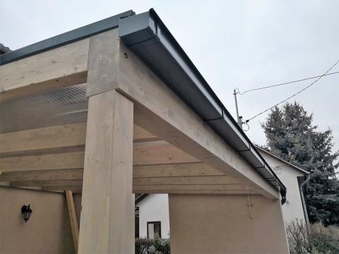 Autobeálló ragasztott fa szerkezettel füstszínű polikarbonát fedéssel 05