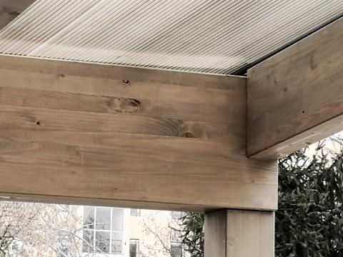 Autobeálló ragasztott fa szerkezettel füstszínű polikarbonát fedéssel 07