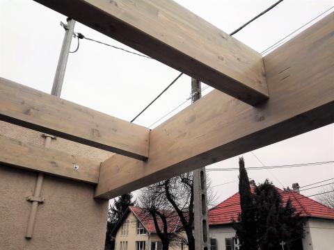 Autobeálló ragasztott fa szerkezettel füstszínű polikarbonát fedéssel 08