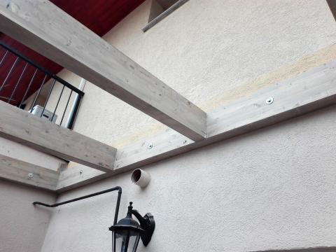 Autobeálló ragasztott fa szerkezettel füstszínű polikarbonát fedéssel 09