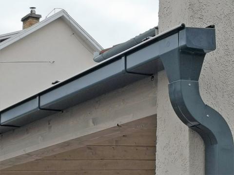 Autobeálló ragasztott fa szerkezettel füstszínű polikarbonát fedéssel 11