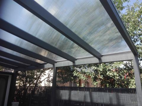 Minimál stílusú autóbeálló ragasztott fa szerkezettel 1