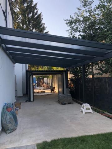 Minimál stílusú autóbeálló ragasztott fa szerkezettel 3