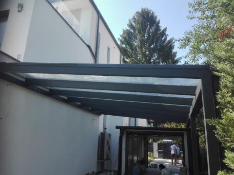 Minimál stílusú autóbeálló ragasztott fa szerkezettel 4