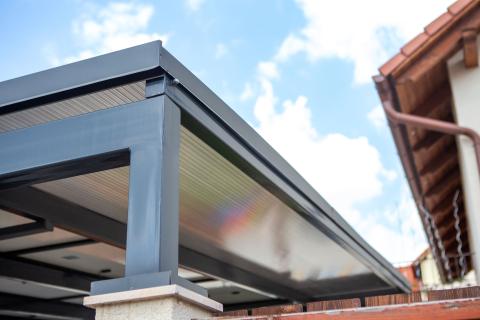 Deluxe Building napelemes kocsibeálló vas szerkezettel